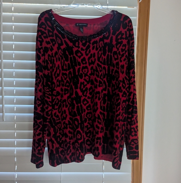Ladies Sweater - Picture 2 of 3